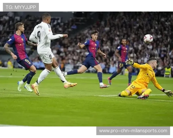 巴萨直塞精准穿透，拉菲尼亚轻轻推射入网